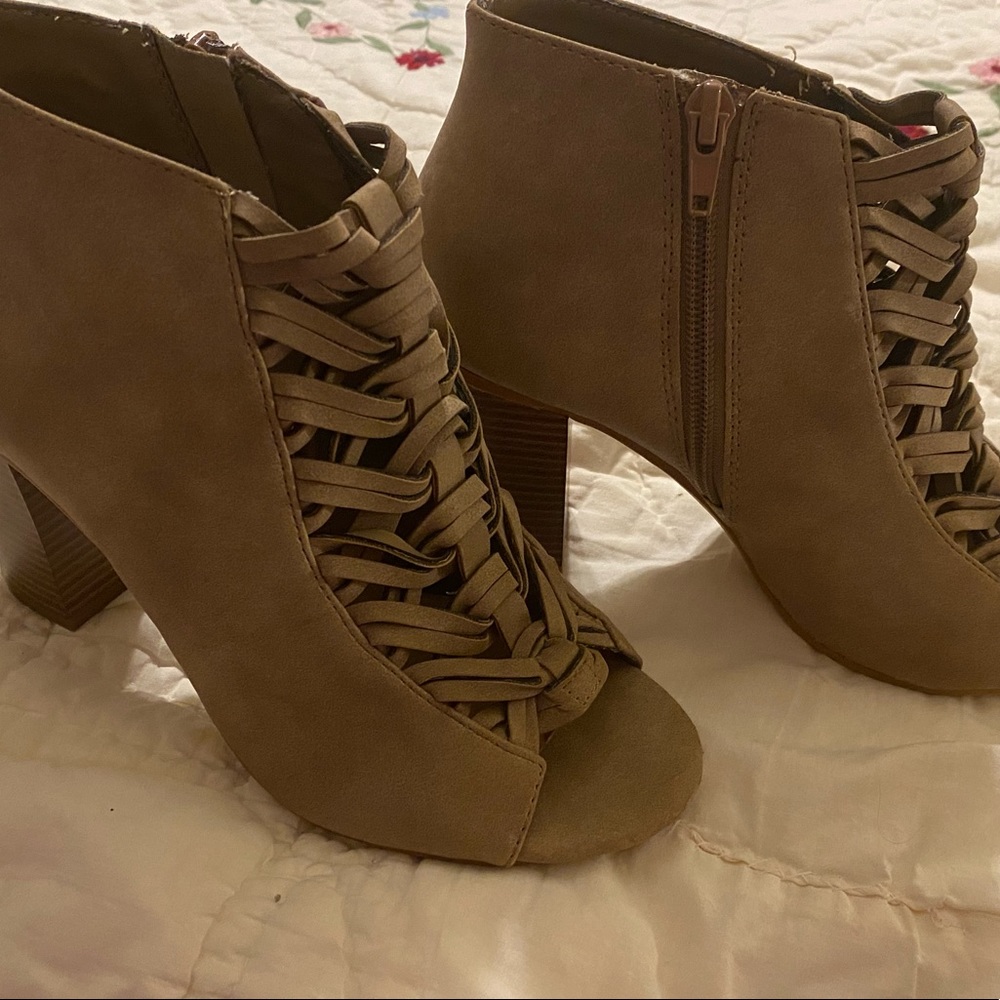 “D” Brand Taupe Suede Look Booties Sz 6 NWOB 😊😊